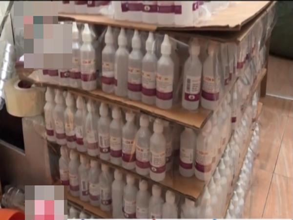 Hàng loạt nhà thuốc ở Hà Nội bán cồn, nước muối sinh lý độc hại cho người tiêu dùng Hàng loạt nhà thuốc ở Hà Nội bán cồn, nước muối sinh lý độc hại cho người tiêu dùng
