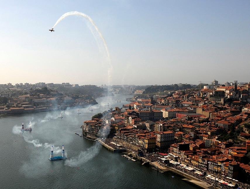 . In September come to Oporto to watch the Red Bull Air Race the