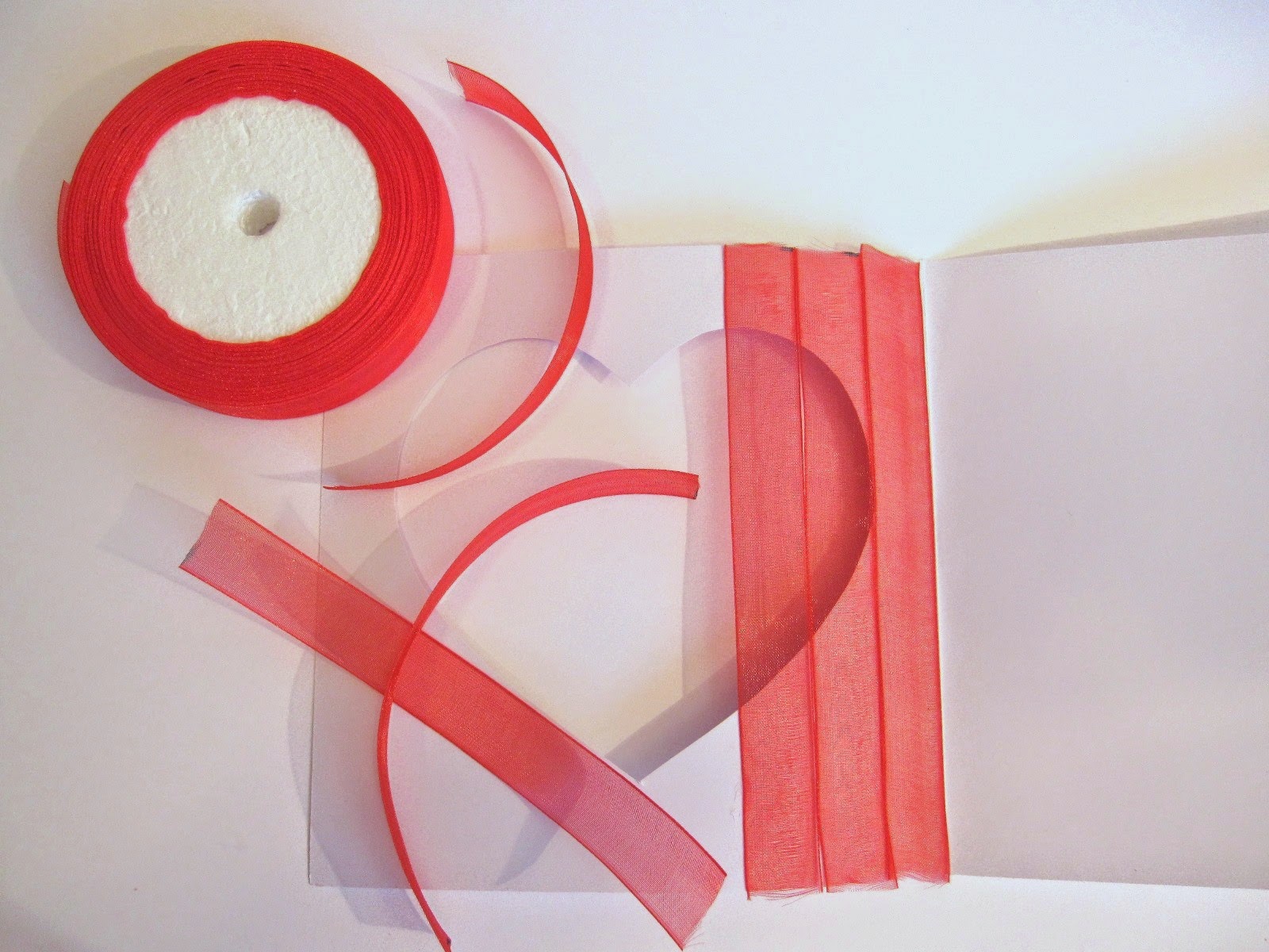 paso 3 de tarjeta scrapbooking San Valentín: pegar cinta gasa roja en parte trasera