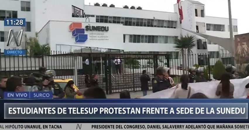 TELESUP: Estudiantes protestaron por el cierre de la universidad frente a sede de la SUNEDU TELESUP: Estudiantes protestaron por el cierre de la universidad frente a sede de la SUNEDU