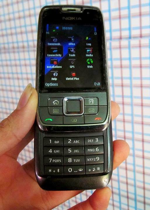 Bán điện thoại doanh nhân nokia e66 cũ giá rẻ ở Hà Nội. Nokia e66 vỏ thép không gỉ, cơ cáp trượt nhẹ nhàng, hỗ trợ đầy đủ tính năng wifi 3g gps phục vụ lướt web chat facebook, zalo, chơi game online, check mail tốc độ cao, xem được tài liệu các định dạng office (word, excel...)  Nokia e66 có 2 camera hỗ trợ gọi video call, jack tai nghe 3.5mm nghe nhạc đài radio fm với chất lượng âm thanh khá; định vị toàn cầu gps nhanh, tính năng khóa máy từ xa, từ chối cuộc gọi khi lật úp máy...  Máy đã được kiểm tra cẩn thận mọi tính năng hoạt động ổn định không lỗi lầm. Hình thức như ảnh chụp.  Giá: 850.000 (Máy, pin, sạc) Liên hệ: 0904.691.851 - 0976.997.907