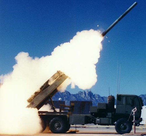HIMARS Himars menembakkan amunisi MLRS dengan jangkauan 300km