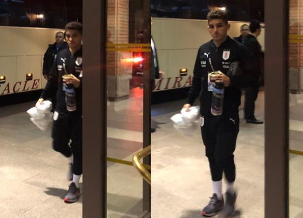 경기 졌는데도 유일하게 한국 팬에게 사인해준 우루과이 선수 | 인스티즈