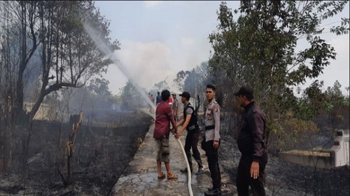 Kebakaran di Kawasan Pemakaman Tionghoa, Yayasan Sosial Bakti Sungai Ayak Kebakaran di Kawasan Pemakaman Tionghoa, Yayasan Sosial Bakti Sungai Ayak