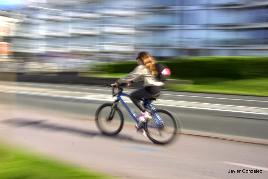 fotos con fondo en movimiento y con el sujeto parado