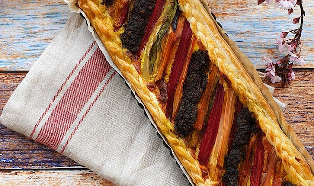 Torta salata di coste colorate, il loro pesto e stracchino allo yogurt Torta salata di coste colorate, il loro pesto e stracchino allo yogurt