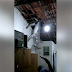 Jumento fica preso em telhado no bairro do Cristo Rei em Cajazeiras na noite desta segunda-feira
