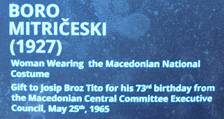 το γλυπτό Γυναίκα φορώντας την Σλαβομακεδονική Φορεσιά του Boro Mitriceski στο Μαυσωλείο του Τίτο
