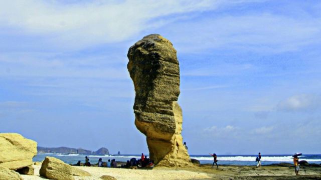 MBANGUNAN SIRKUIT MOTOGP SUDAH DI TANDA TANGAN JOKOWI Pemerintah terus mengebut percepatan pembangunan di Kawasan Ekonomi Khusus (KEK) Mandalika, di Lombok Tengah, Nusa Tenggara Barat. Saat ini, proses pembangunan masih menunggu kepastian pembebasan lahan di kawasan tersebut.