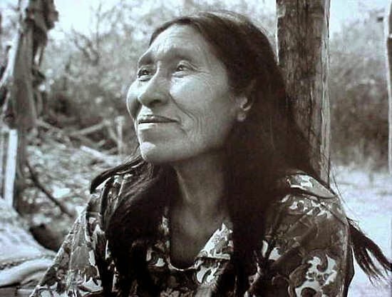 Preciosa imagen de una mujer indígena.