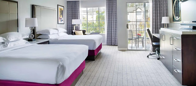 The Hilton San Diego Del Mar is a stylish and vibrant hotel near the upscale coastal community of Del Mar and centrally located to San Diego's best attractions.