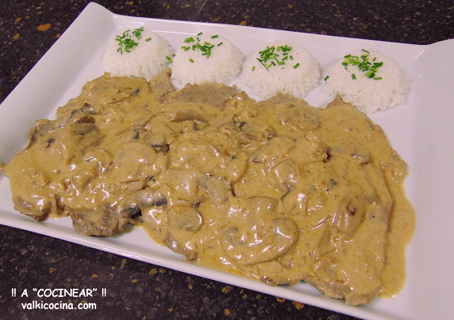 Escalopines de ternera en salsa strogonoff