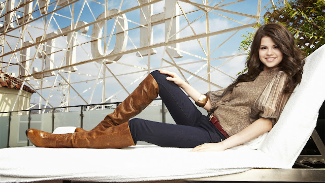 Foto de Selena Gomez con botas marrones
