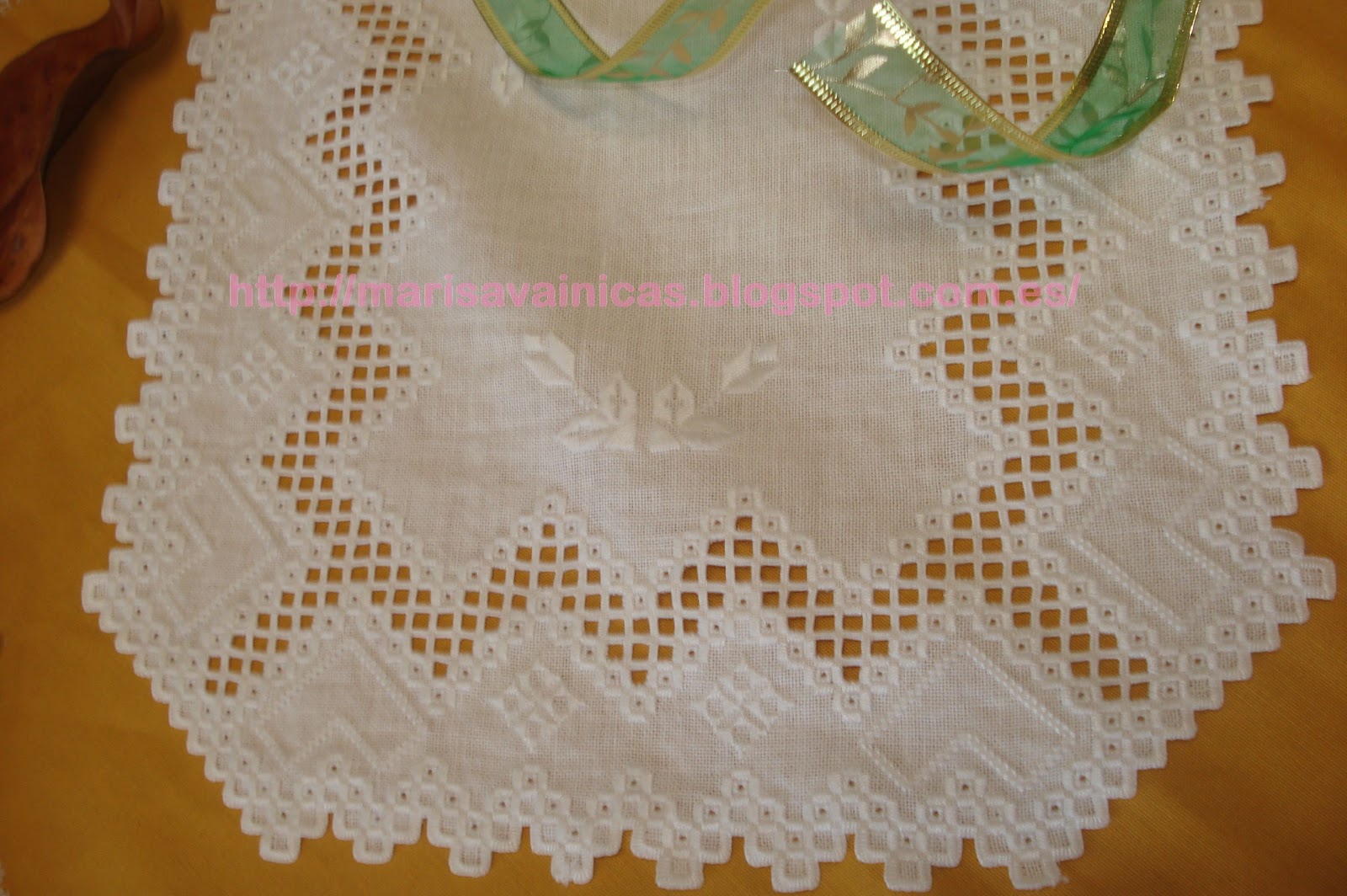 Tarjeta De Cumpleaños 70 Años - Diseño Elegante Con Copas De Champán Y Rosas | Blanco Y Rosa | Hecha A Mano En Reino Unido