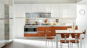 Mẫu thiết kế nội thất nhà bếp hiện đại phong cách trẻ trung với tông chủ đạo là cam và trắng