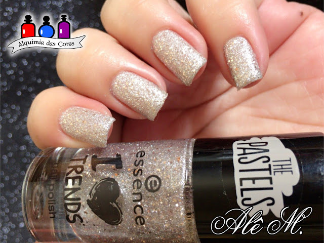 Essence 06 Sparkles in a Bottle, Essence nail polish, Essence The Pastels, Essence I Love Trends, Texturizado, Nude, Nicole Diary Stamping Plates, ND012, DRK Nails, Extra Black, Alê M.