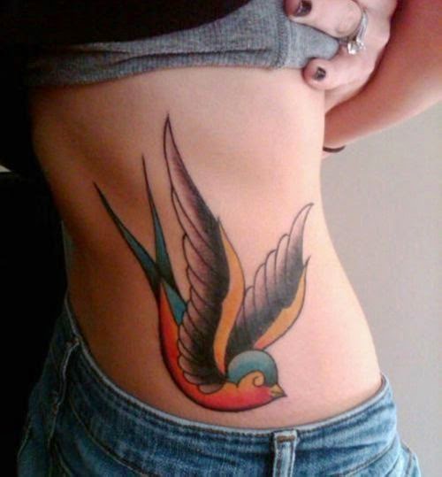 tatuaj en la espalda baja en mujer muy guapa que posa