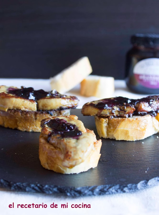 Tosta de foie con mermelada de arándanos