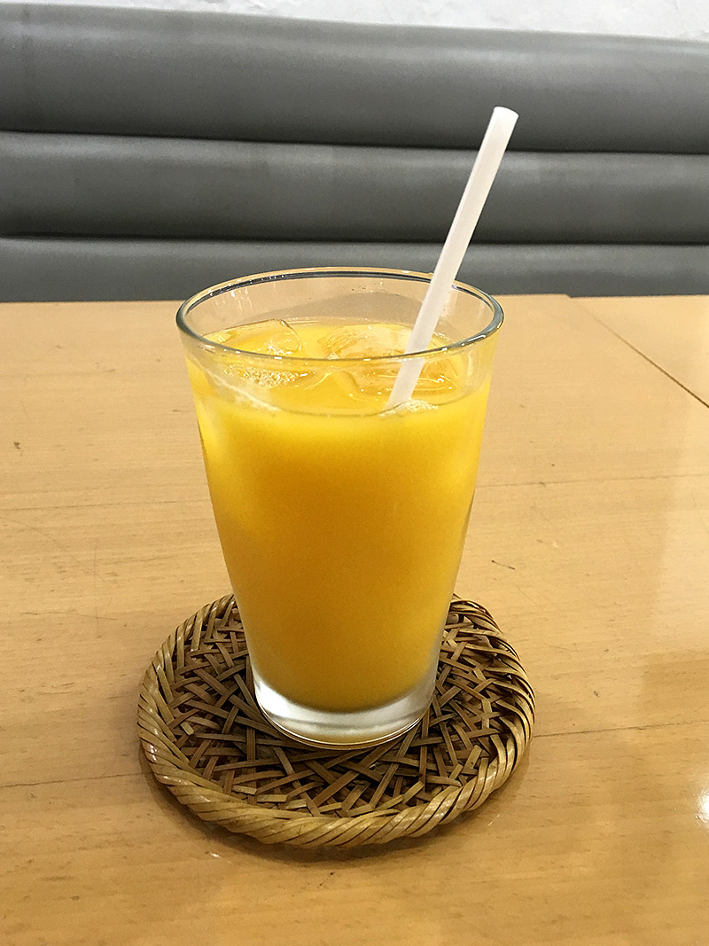埼玉県大宮の平日のみ営業の個性派喫茶店『カフェ アレトロ』のオレンジジュース