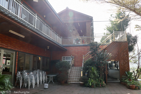 云饌休閒庭園用餐飽覽大甲溪馬鞍後池湖光山色,池邊梅園賞梅花 云饌休閒庭園用餐飽覽大甲溪馬鞍後池湖光山色,池邊梅園賞梅花