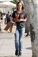 Olivia Wilde carrying bags from shopping