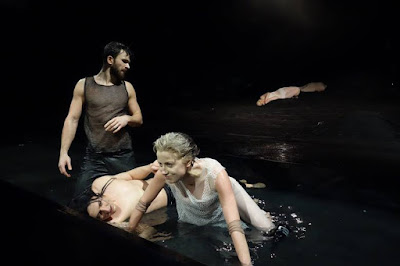 Agnieszka Skrzypczak, Marek Nędza, Krzysztof Wach w spektaklu "Antoniusz i Kleopatra" Scena z przedstawienia "Antoniusz i Kleopatra" w łódzkim Teatrze im. Stefana Jaracza