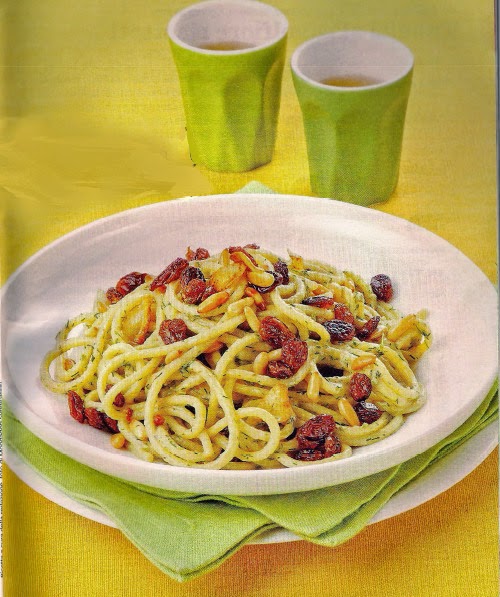 Spaghetti con sardine, uvetta e pinoli