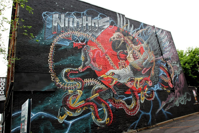 While you discovered some exclusive progress shots a few days ago, Nychos has now completed his latest mural on the streets of Montreal in Canada.
