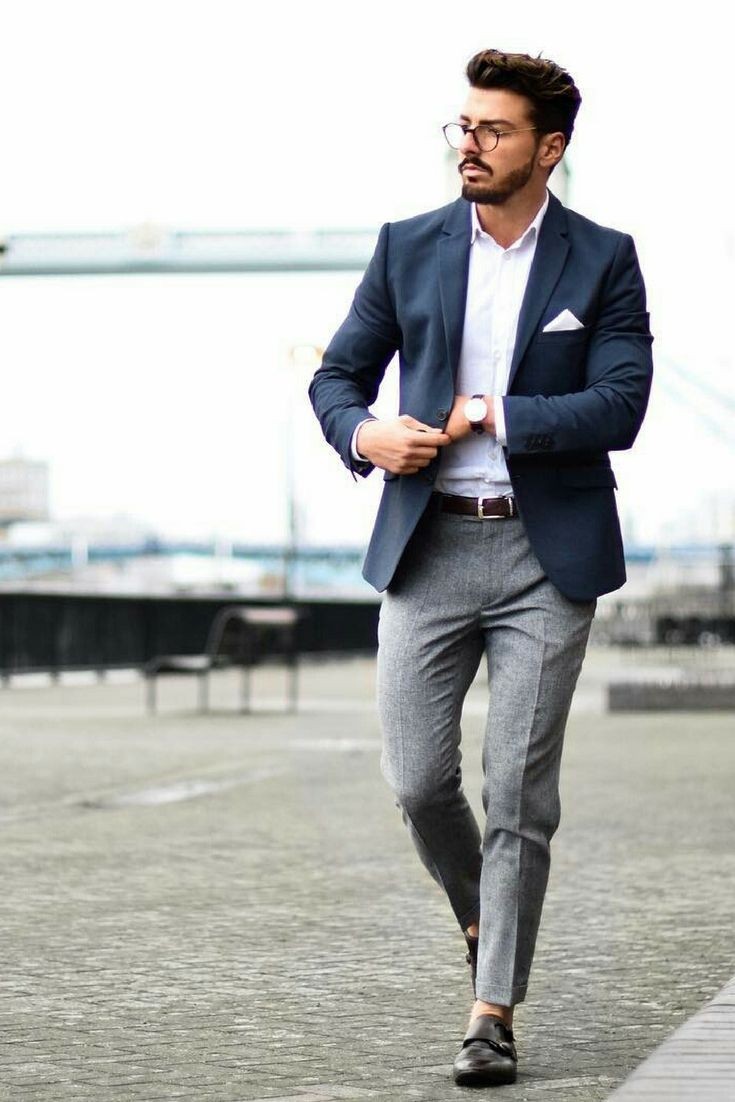 Moda hombre Quizás pueda ser porque parece que la moda masculina nunca cambia, aunque lo cierto es que la ropa de moda para hombre es más versátil y cambiante de lo que parece. Y es que, aunque parece que los hombres sólo utilizan pantalones, jeans, camisas, playeras, tenis y zapatos, cada prenda tiene su propia uso y tendencia.5/5(13).