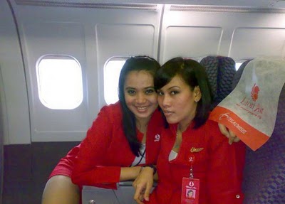 18th+: Ngintip Paha Mulus Foto Seksi Pramugari