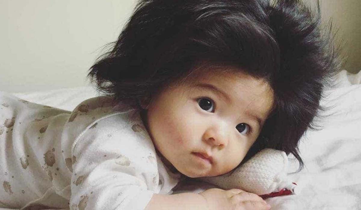 Bebê cabeluda conquista a web e faz sucesso; veja fotos