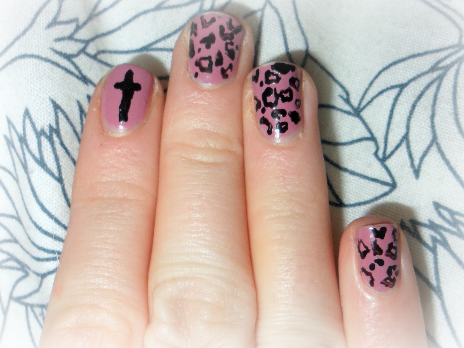 http://4.bp.blogspot.com/-mGprjZNFAhI/TwIFVBH5XfI/AAAAAAAAAr8/GwX7A9WocLE/s1600/leopard-print-nail-art.jpg