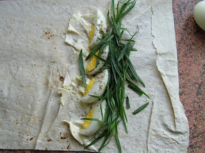 Яйцо с тархуном в лаваше (или рулетики из лаваша по-армянски)