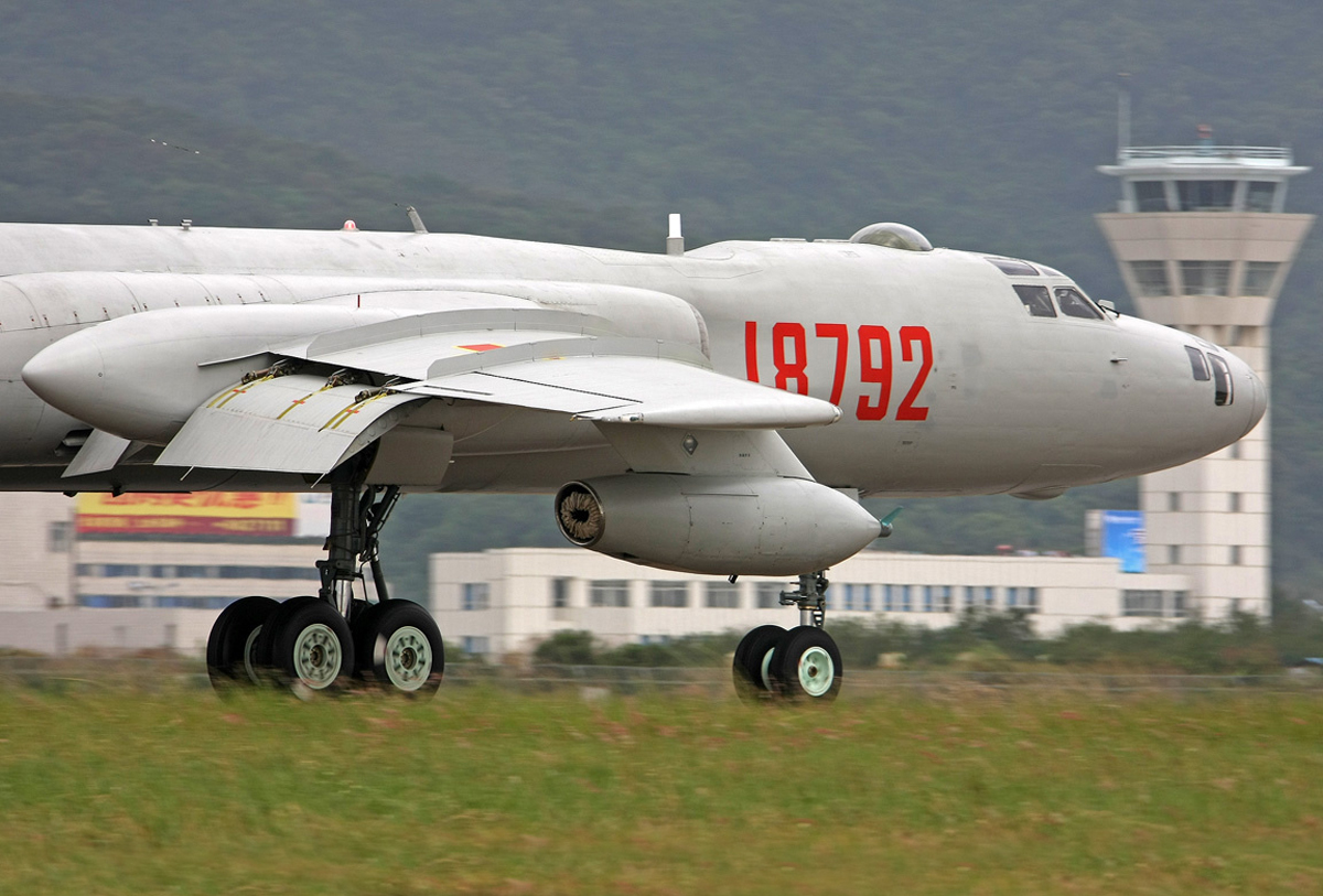 Шесть чин. Xian h-6. Хун-6к. Стратегический бомбардировщик Китая Хун 6к. Xian h-6 in Air.