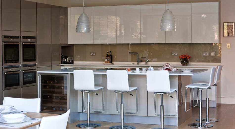 cocina-con pared-frontal-en-vidrio-designs.neillerner7