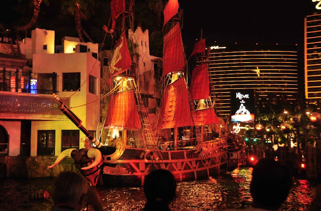 Show de piratas The Sirens of Treasure Island em Las Vegas Show de piratas The Sirens of Treasure Island em Las Vegas