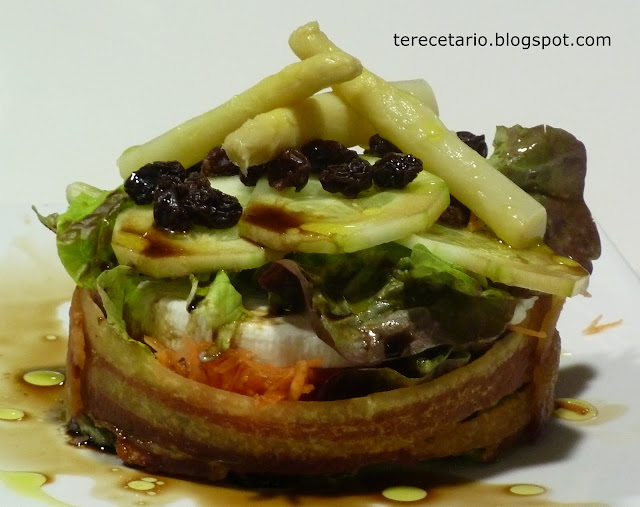  CORONA DE PANCETA CON ENSALADA 
