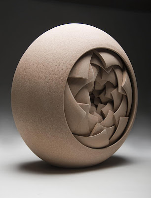 Escultura contemporánea circular  de cerámica.