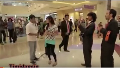 Embarrassment of the Year! See What a Girl Did to Her Boyfriend Who Proposed in a Shopping Mall (Video)