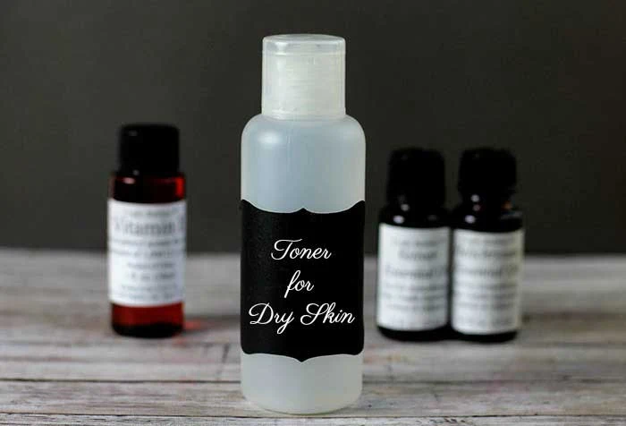 How to make homemade toner for dry skin.  This witchhazel toner also has helichrysum and vetiver essential oils.  Toner DIY only has four ingredients.  Toners face help tighten the skin so pores look smaller.   This facial toner recipe is easy to make in just a few minutes.  Use a natural toner skin twice a day after washing.  Face toners help restore your skin’s pH balance.  A home made toner can save you a lot of money.  #diy #beauty #toner #vetiver #helichrysum