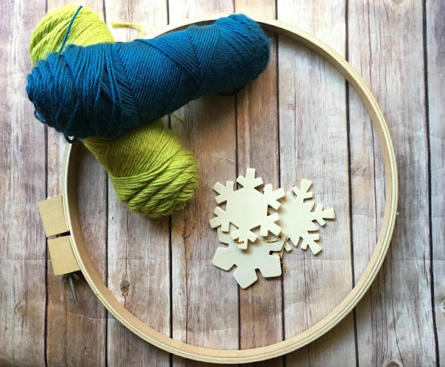 Make this easy embroidery hoop snowflake wreath for the Winter.