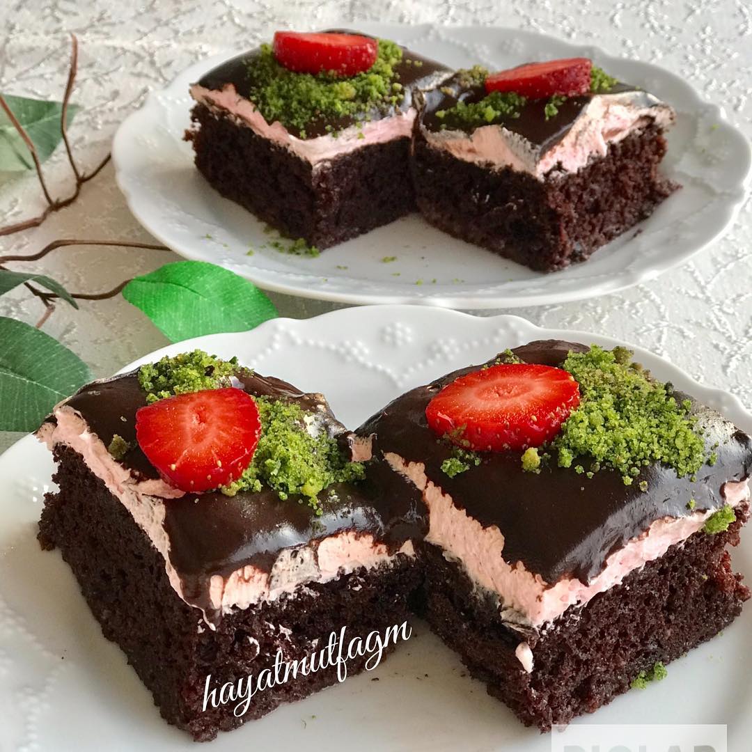 Çikolata Soslu Çilekli Pasta Lezzetli Sunumlar