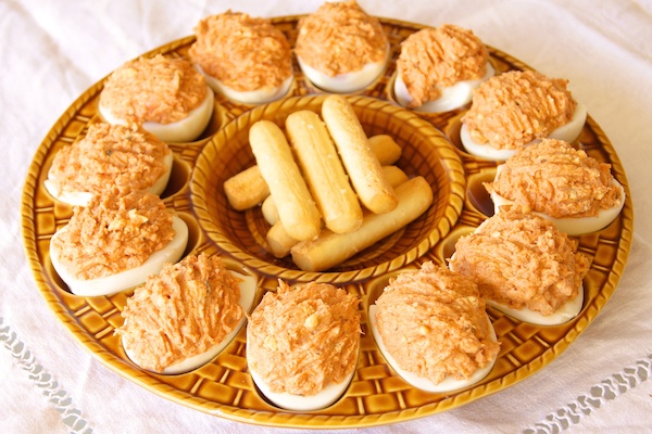Huevos rellenos con almendras Huevos rellenos con almendras