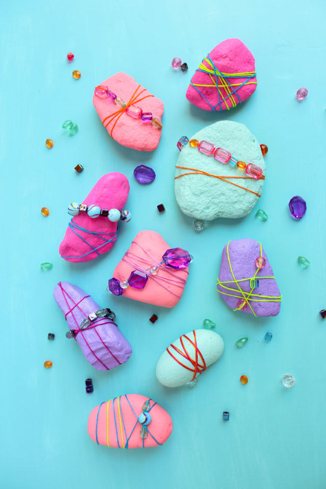 Rocks never looked so pretty! Decorate them with beads and jewels for pretty garden rocks or paperweights! #rockpainting #gardenrocks #kidscraft #naturecraft #kidmademodern Rocks never looked so pretty! Decorate them with beads and jewels for pretty garden rocks or paperweights! #rockpainting #gardenrocks #kidscraft #naturecraft #kidmademodern
