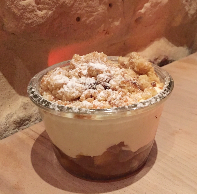 Crumble aux pommes caramélisées et aux biscuits aux amandes