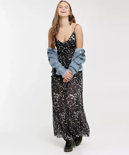 Moda jovem Vestido Feminino Longo Tule Animal Print Alças Finas Dica: Trazendo elegância e despojamento ao mesmo tempo, o vestido longo é uma ótima peça para o dia a dia e até mesmo para festas, jantares e eventos mais formais. Devido ao seu comprimento, é possível usar o vestido longo em todas as estações e épocas do ano! Para dias mais quentes, aposte na rasteirinha ou sapatilha e em dias mais frios, aposte em botas, tênis e sobreposição com jaquetas de couro, jeans ou bomber.