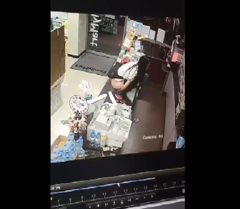Clip: Nữ thanh niên cứng tụt quần tè lên bàn thu ngân khiến nam thanh niên chạy mất dép