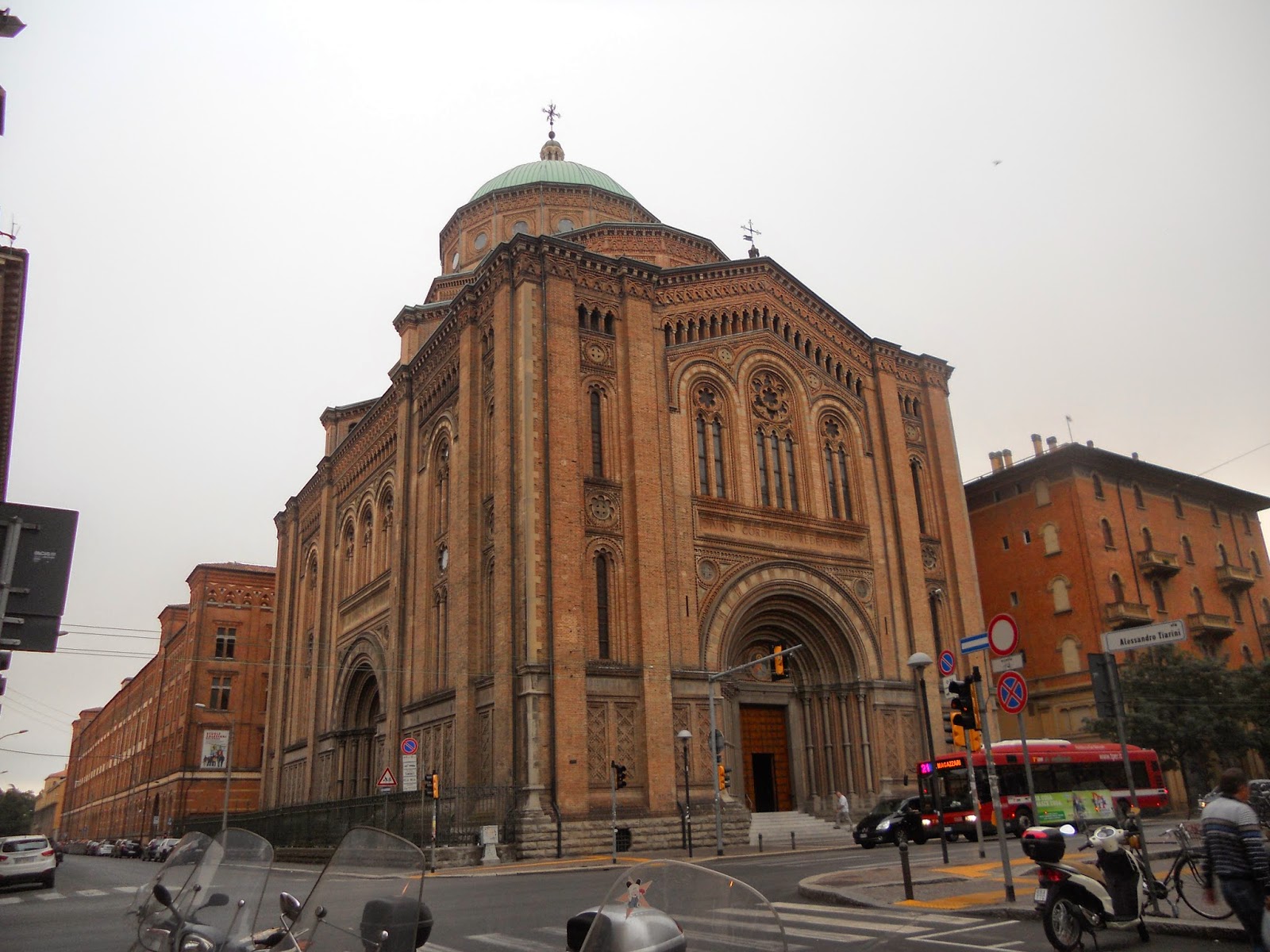 IL MIO BLOG IN UNO ZAINO: CHIESA (TEMPIO) DEL SACRO CUORE