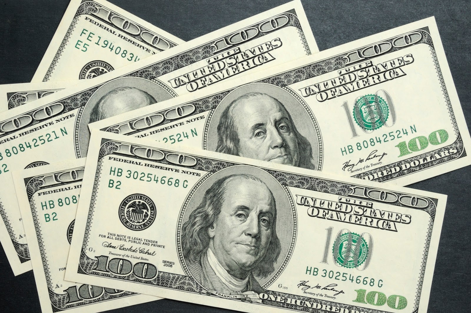 куча денег. деньги картинки. пачка долларов в руке. бумажные деньги доллары. доллар капитал.