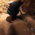 Καρέ καρέ η ανασκαφή από το εσωτερικό του τάφου της Αμφίπολης (ΒΙΝΤΕΟ)